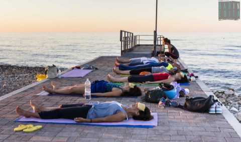 Bari, spopola lo yoga all'aperto: «Ma attenti a teppistelli e guardoni»